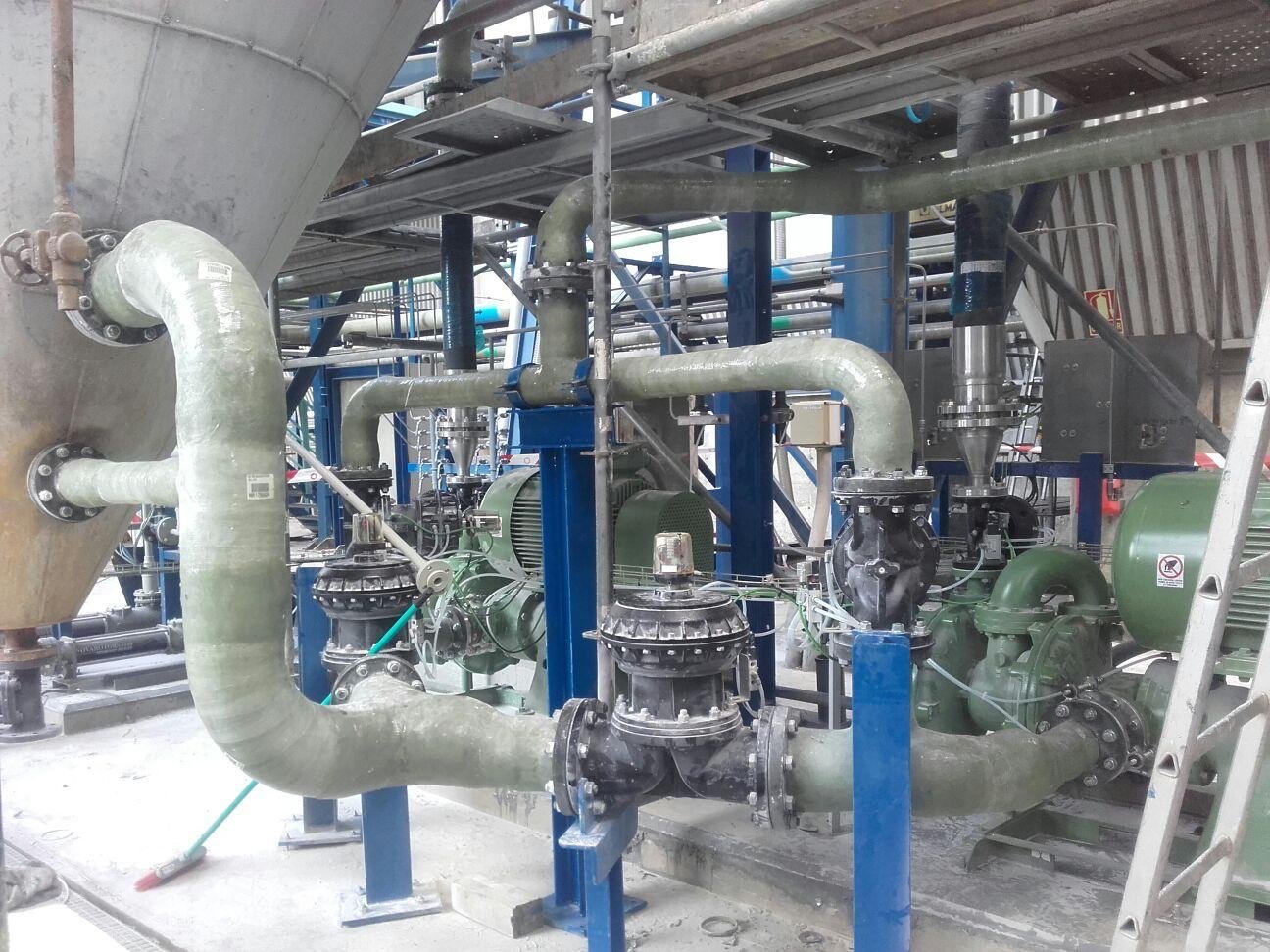 Conjunto de tuberías PRFV con bridas y derivación preparado para montaje