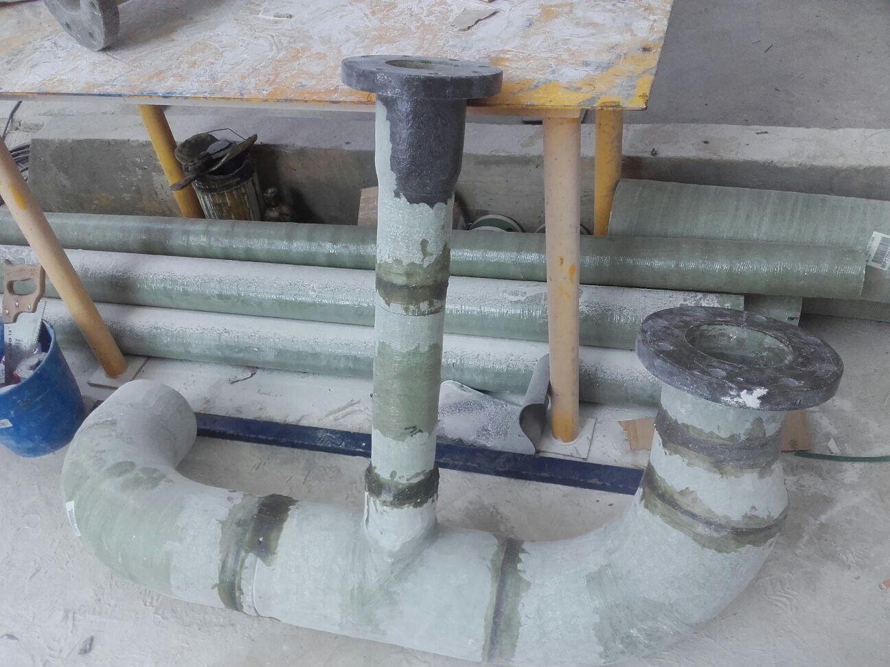 Conjunto de tuberías PRFV con bridas y derivación preparado para montaje